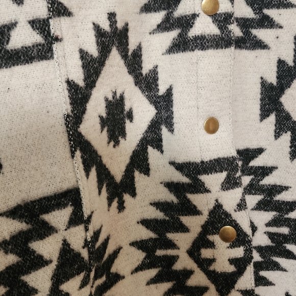 Aztec Patterned Women's Jacket - Picture 3 of 4